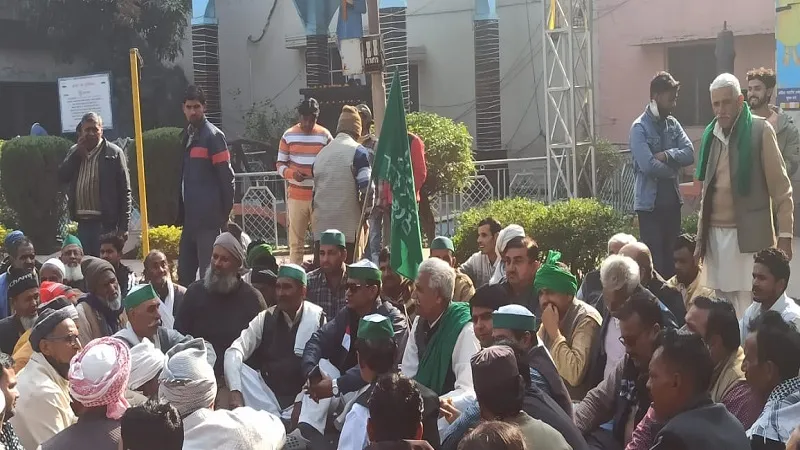 मुरादाबाद : रोशनपुर गांव में हो रही चकबंदी के खिलाफ धरने पर बैठे किसान