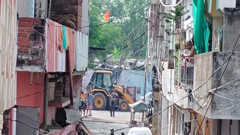 लखनऊ में भीखमपुर के 78 मकान तोड़ने पहुंची टीम, लोगों का विरोध जारी - देखें Video