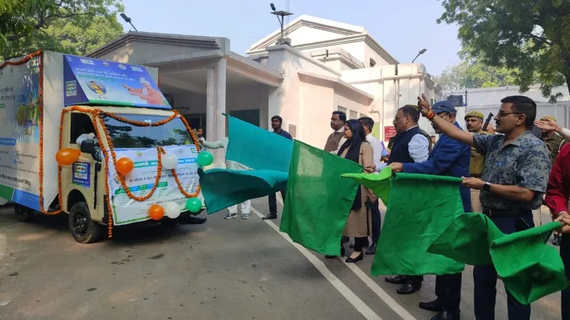 फसल बीमा योजना के प्रसार को प्रचार वाहन रवाना, बहराइच DM ने दिखाई हरी झंडी  