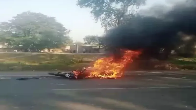 Video - बहराइच में एक्सीडेंट के बाद जली बाइक, तेज लपटों से सहमे लोग  