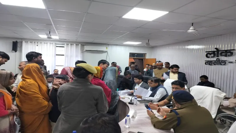 बाराबंकी संपूर्ण समाधान दिवस : लगातार उमड़ रही तहसीलों में भीड़, DM सुन रहे समस्याएं 