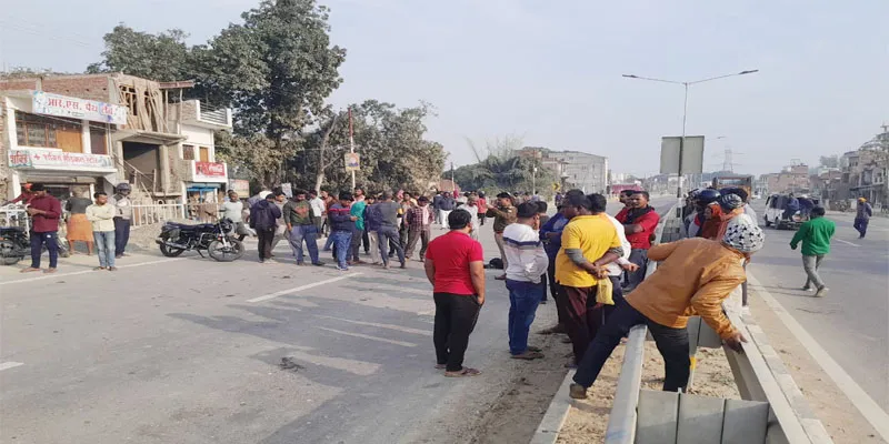 अयोध्या: ट्रेलर ने बाइक में मारी टक्कर, एक युवक की मौत, दूसरा घायल