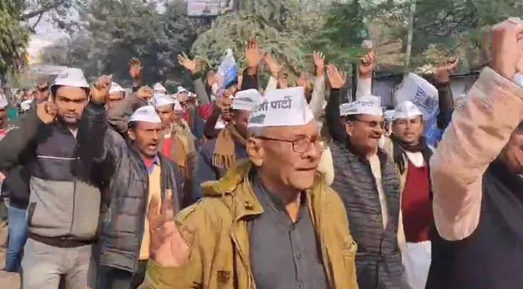 बरेली: 'आवारा और जगंली पशुओं के आतंक से किसान परेशान', AAP ने जताया विरोध...सौंपा ज्ञापन