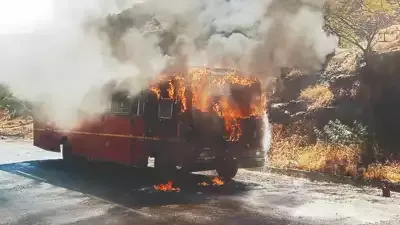महाराष्ट्र: नासिक में राज्य परिवहन की बस आग में जल कर खाक, यात्री सुरक्षित 