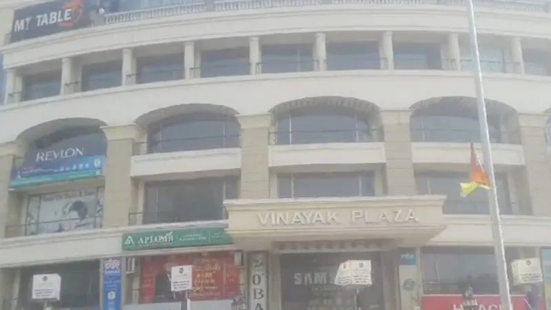 वाराणसी: अबू आजमी के साझेदार विनायक ग्रुप पर दर्ज हुआ केस, हड़कंप
