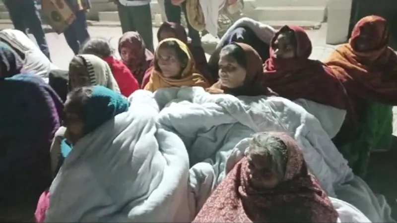 रायबरेली: भूमाफिया के खिलाफ कलेक्ट्रेट में जमे ग्रामीण, ठंड में रजाई-गद्दा लेकर पहुंचे प्रदर्शन करने, जानिये क्या है मामला? 