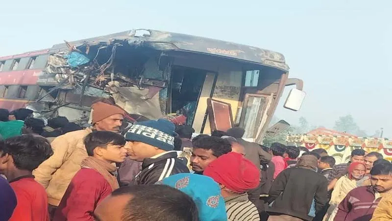 बहराइच: डबल डेकर बस और ट्रक में टक्कर, तीन की मौत, डेढ़ दर्जन घायल, मची चीखपुकार, VIDEO
