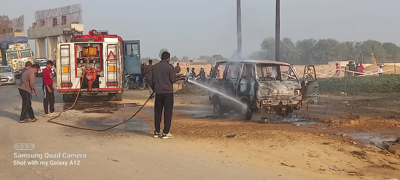 बदायूं: राजमार्ग पर चलती वैन में लगी आग, लग गया जाम