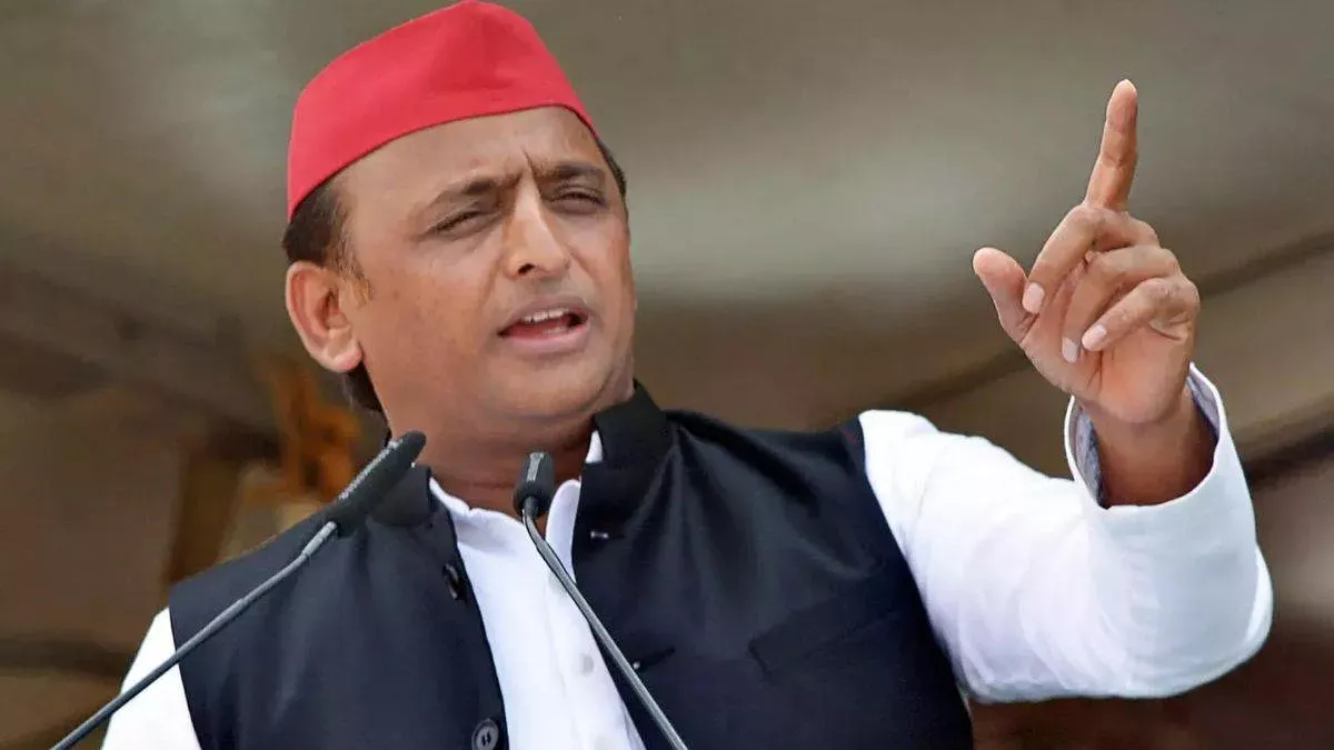 शाहजहांपुर: पुलिया में कार फंसने के मामले में अखिलेश यादव ने कसा तंज, जानिए क्या कहा?