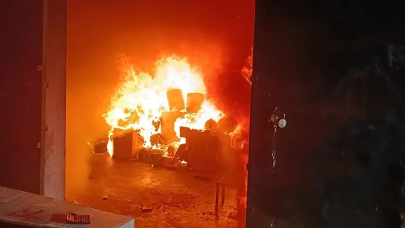 Kanpur Fire: कपड़ा फैक्ट्री में लगी भीषण आग… आधा दर्जन दमकल की गाड़ियों ने पाया काबू, लाखों का नुकसान