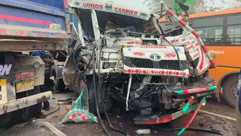 Kanpur Accident: दो डंपरों की आमने-सामने भिड़ंत… केबिन में फंसकर चालक हुआ घायल, हादसे के बाद वाहनों की लगी लंबी कतारें