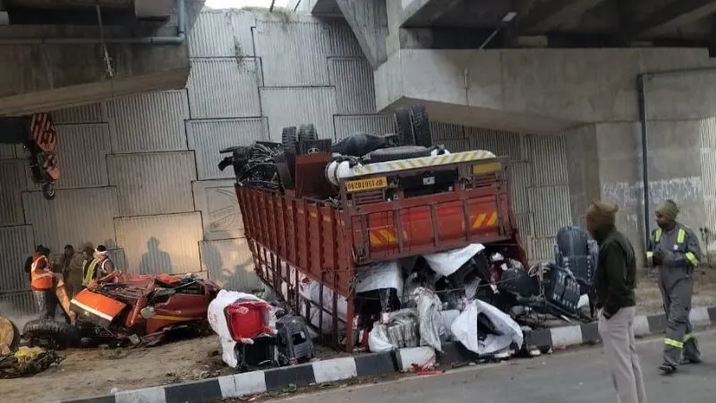 Kanpur Accident: डिवाइडर से टकराकर ट्रक हाईवे से गिरा नीचे... चालक की दबकर मौत, सामान लादकर आ रहा था कानपुर
