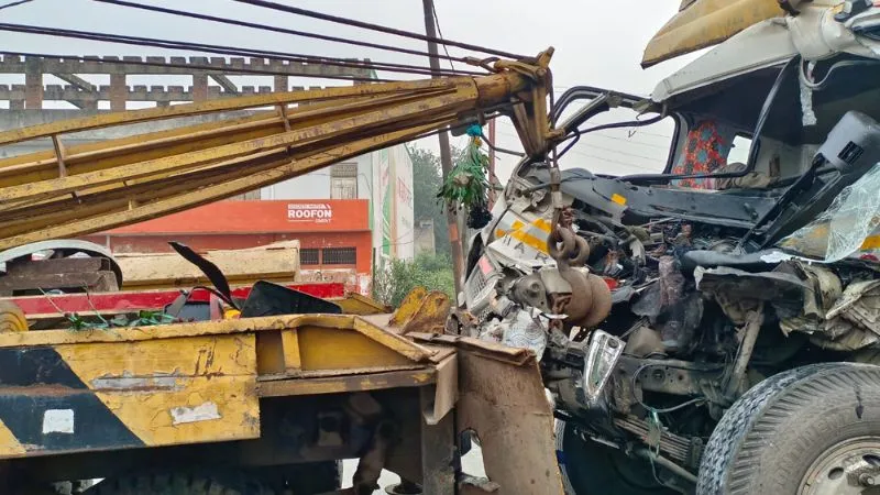 Accident In Auraiya: कंटेनर ने आगे जा रहे ट्रक में मारी टक्कर, चालक की मौत, केबिन काटकर निकाला गया शव