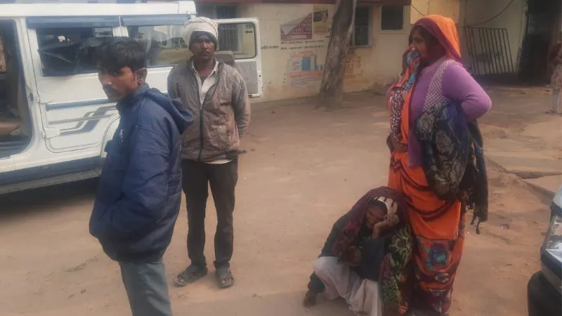 Banda Accident: अनियंत्रित होकर बाइक पोल से टकराई, एक की मौत व एक घायल, कोहरे के कारण हुआ हादसा