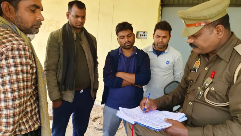 Banda Accident: तेज रफ्तार ट्रक से कुचलकर लोको पायलट समेत दो की मौत... परिवार वालों का रो-रोकर हुआ बुरा हाल