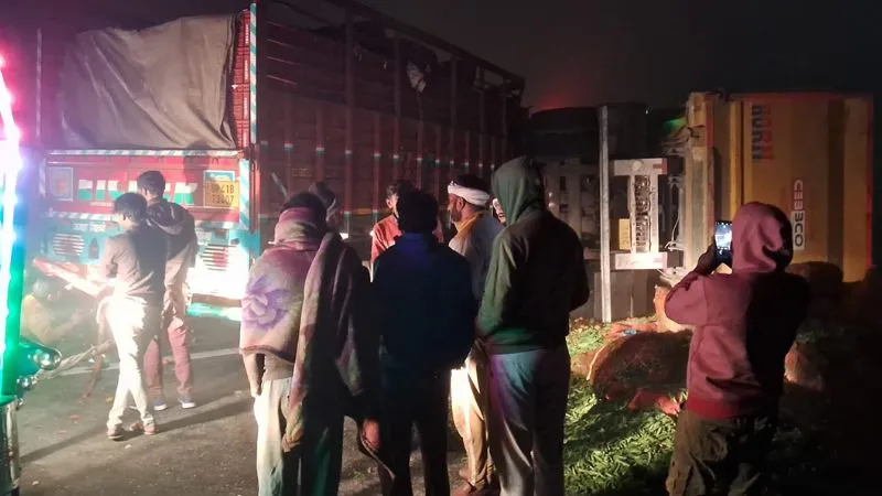 Jalaun Accident: घने कोहरे के चलते तीन वाहन टकराए… क्लीनर की मौत व चालक घायल, लगा जाम