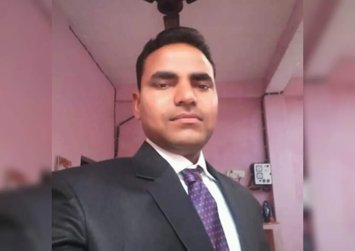 Kanpur News: ट्रैक पर गैंगमैन दो ट्रेनों के बीच फंसा कटकर... मौत, चकेरी स्टेशन के आगे रूम यार्ड के पास हुई घटना