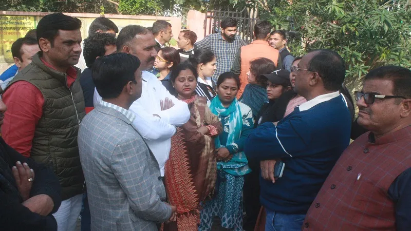 अमरोहा: फंदे पर लटका मिला सरकारी शिक्षिका का शव, जानिए पूरा मामला 
