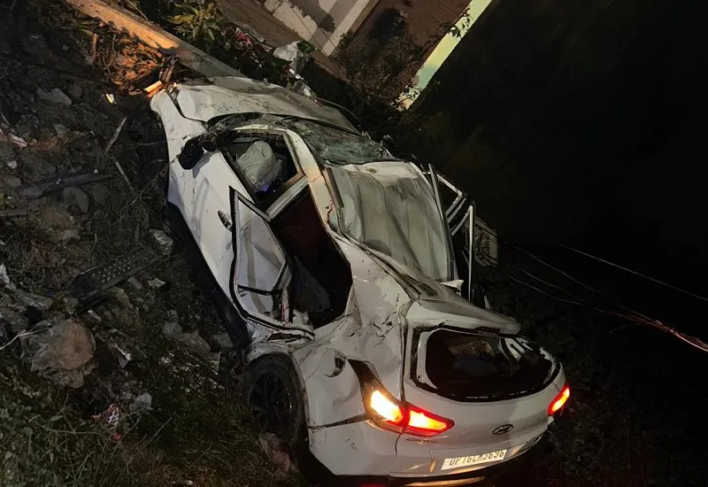 अमरोहा : अतरासी रोड पर दो कारों की भिड़ंत, तीन लोगों की मौत