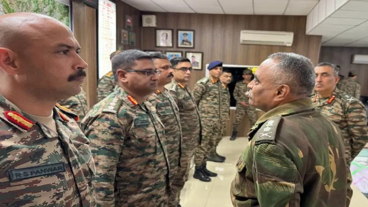 सेना प्रमुख ने पुंछ का किया दौरा, कहा- 'बहुत ही पेशेवर तरीके से' अभियान संचालित करने को 