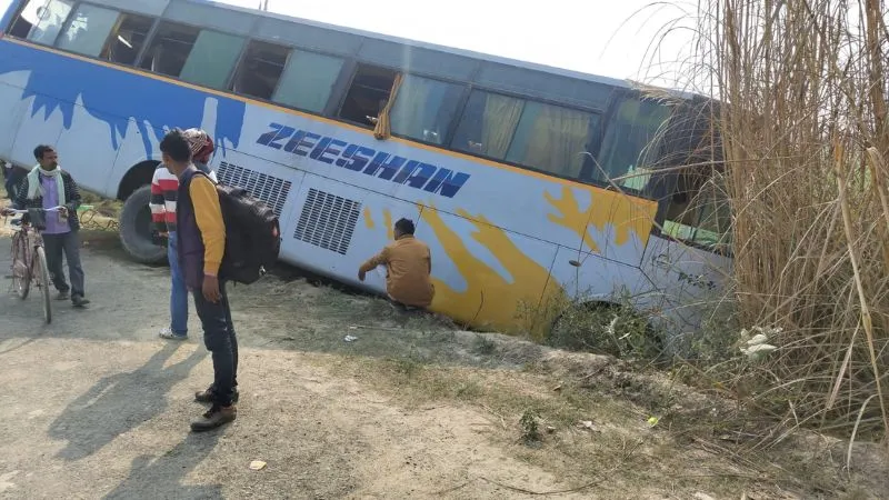 Auraiya Accident: कोहरे में बंबा में गिरी श्रद्धालुओं से भरी बस… खिड़कियों से कूदकर यात्रियों ने बचाई जान