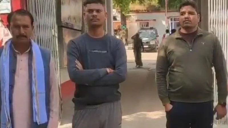 Banda Theft News: रेलवे ठेकेदार के घर से 14 लाख के जेवरात ले उड़े चोर… पड़ोसी की छत से घुसे थे