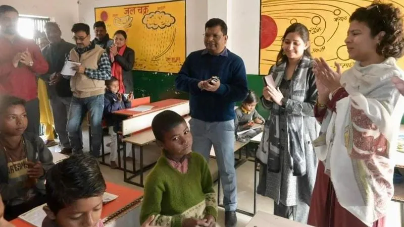 Banda में डीएम ने प्राथमिक विद्यालय दुरेडी भाग 1 व 2 का किया निरीक्षण, बोली- पढ़ाई के लिए हो समुचित प्रकाश व्यवस्था