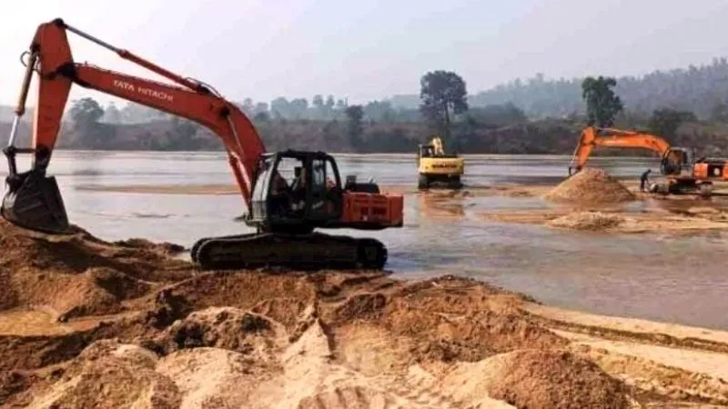 Banda News: नदी की जलधारा में मिला अवैध खनन, लेखपाल, कानूनगो व चौकी इंचार्ज निलंबित