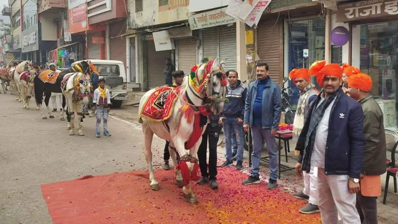 Banda News: हाथी-घोड़ा और बग्घी के साथ निकली 1100 अक्षत की कलश यात्रा, जय श्री राम के जयकारों से नगर रहा गुंजायमान
