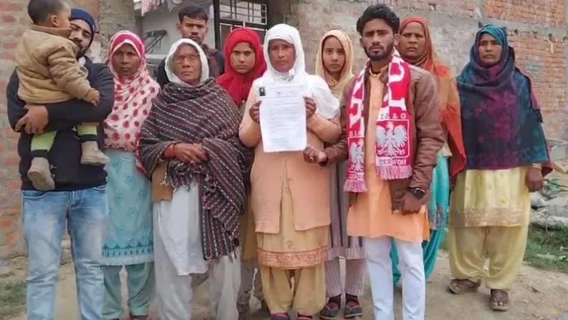 UP: आतंक से निजात पाने को महिला ने परिवार समेत मांगी इच्छामृत्यु, राज्यपाल, मुख्यमंत्री को पत्र भेजकर दी आत्महत्या करने की चेतावनी