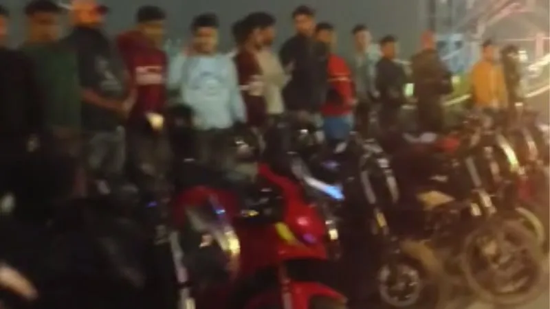 Kanpur Ganga Barrage: डीसीपी सेंट्रल व एसीपी कर्नलगंज ने बैराज में चलाया अभियान, 49 बाइकर्स को दिलाई ये शपथ