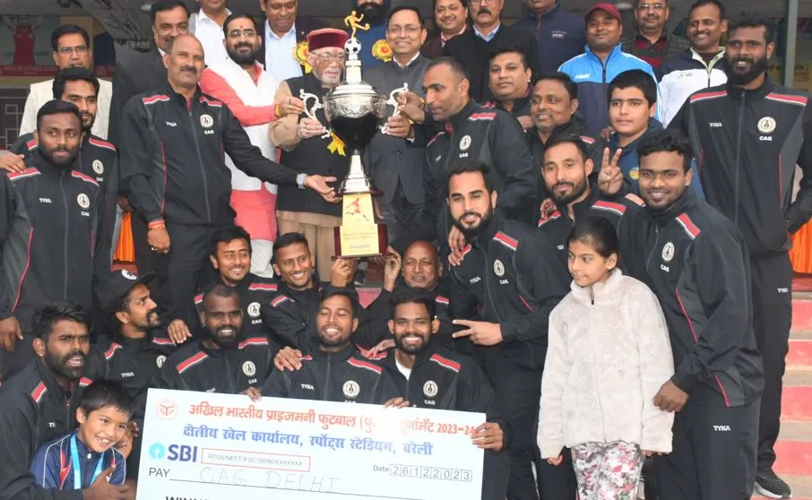 बरेली: प्राइजमनी फुटबॉल प्रतियोगिता की विजेता बनी सीएजी दिल्ली, टीम को दो लाख की धनराशि के साथ मिली ट्रॉफी