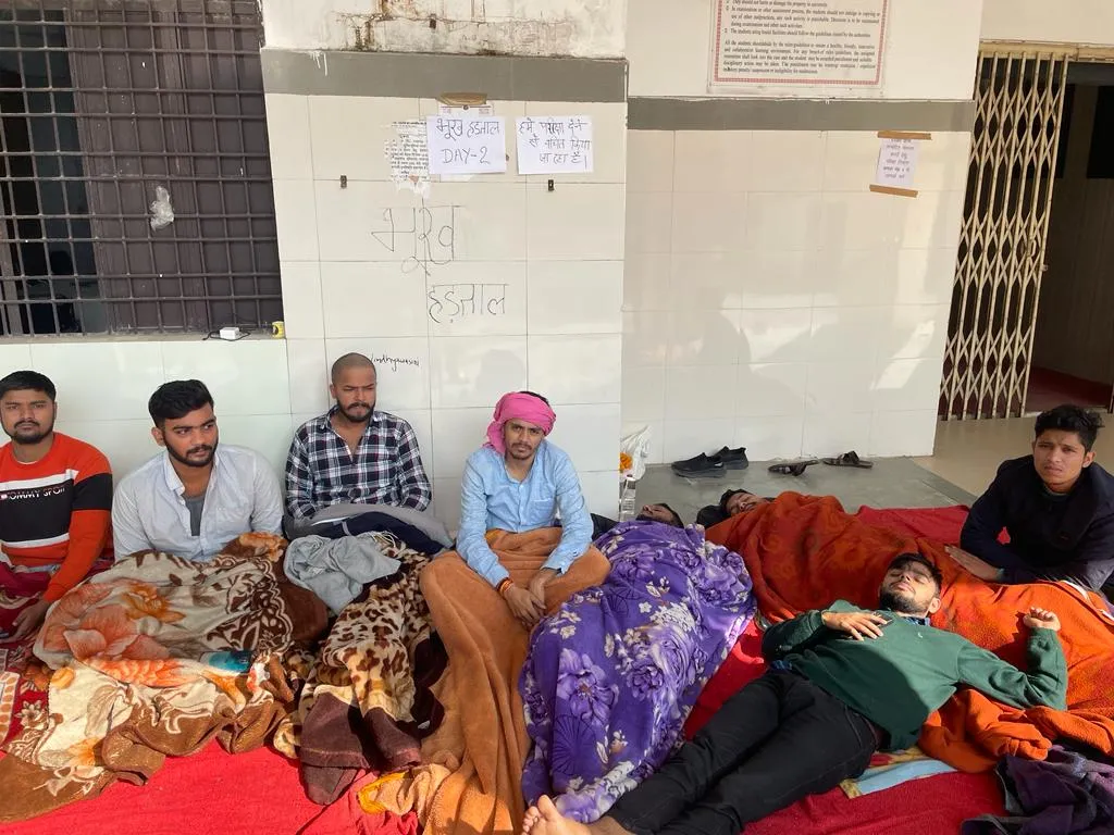 लखनऊ विश्वविद्यालय: चार दिनों से धरना और भूख हड़ताल, अब जल भी त्याग दिया छात्रों ने, नहीं जागा एलयू प्रशासन