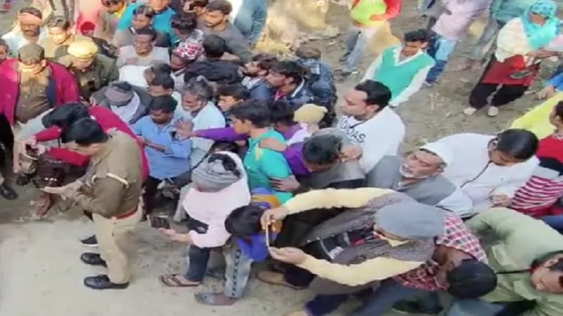 बिजनौर : मानवता को शर्मसार करने वाली तस्वीर आई सामने, पुलिस ने टांग पकड़ शव को घसीटा