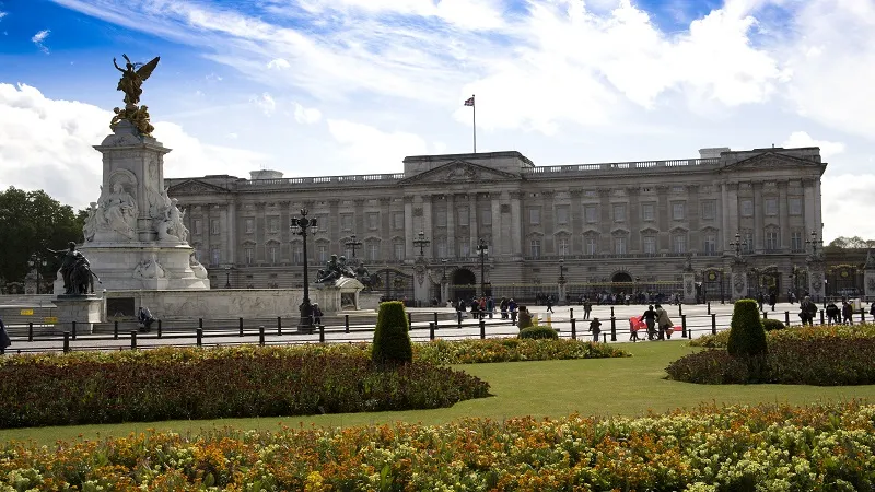 Britain: महाराजा के नस्लीय विवाद में उलझने पर सभी विकल्पों पर विचार कर रहा बकिंघम पैलेस