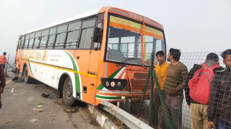 Auraiya News: टैंकर व रोडवेज बस की भिड़ंत... टला बड़ा हादसा, डीजल से भरा था टैंकर