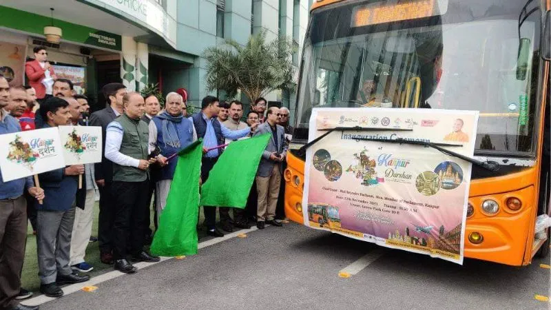 कानपुर दर्शन यात्रा की शुरुआत, पहले दिन हुई चार ट्रिप, सांसद और महापौर ने हरी झंडी दिखाकर किया रवाना