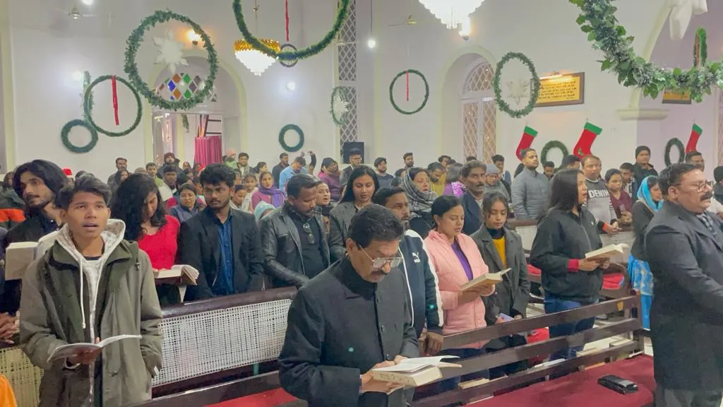 बरेली: गिरजाघरों में हुई विशेष प्रार्थना सभा, एक दूसरे को गले लगाकर दी प्रभु यीशु के जन्मदिन की शुभकामनाएं