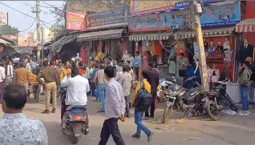 बरेली: टीम गई... यह कहते हुए फिर सजाए फुटपाथ, नगर निगम ने हटाया था अतिक्रमण