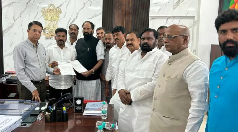 कांग्रेस का आरोप- BRS सरकार ‘पसंदीदा’ ठेकेदारों को 'रायथु बंधु' निधि वितरित करने की बना रही योजना 