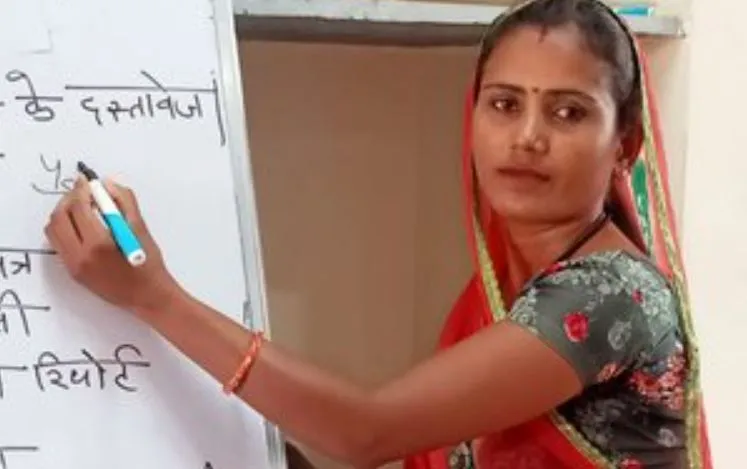 शराबी पिता और गरीबी की दुश्वारियों को पीछे छोड़ 23 साल में सरपंच प्रवीणा बनीं दूसरों के लिए प्रेरणा, पेट पालने के लिए दूसरे के मवेशियों को चराई