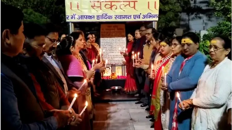 शाहजहांपुर: काकोरी एक्शन प्लान के अमर शहीदों को मोमबत्ती जलाकर दी गई श्रद्धांजलि