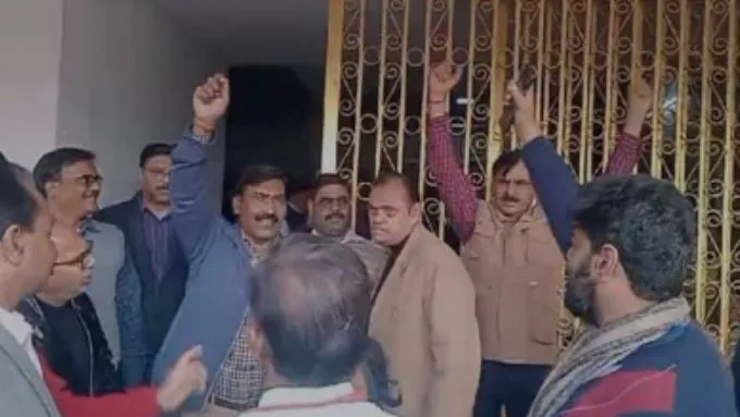 बरेली: कड़ाके की ठंड में विश्वविद्यालय में रात में शिक्षकों का प्रदर्शन