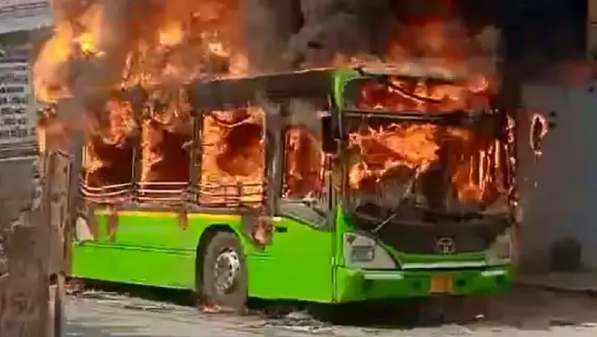 दिल्ली : आश्रम में डीटीसी बस में लगी आग, दमकल की तीन गाड़ियां मौके पर पहुंचीं