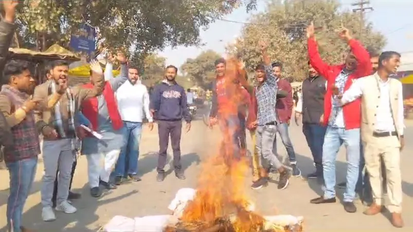 शाहजहांपुर: भाजपाइयों ने प्रदर्शन कर राहुल गांधी का फूंका पुतला, जानें पूरा मामला