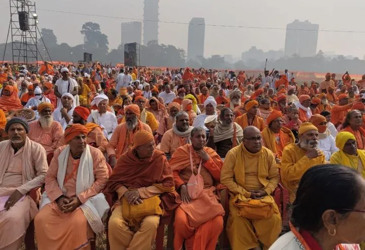 कोलकाता: एक लाख से अधिक लोगों ने किया गीता का पाठ, तृणमूल और भाजपा में छिड़ी जुबानी जंग  