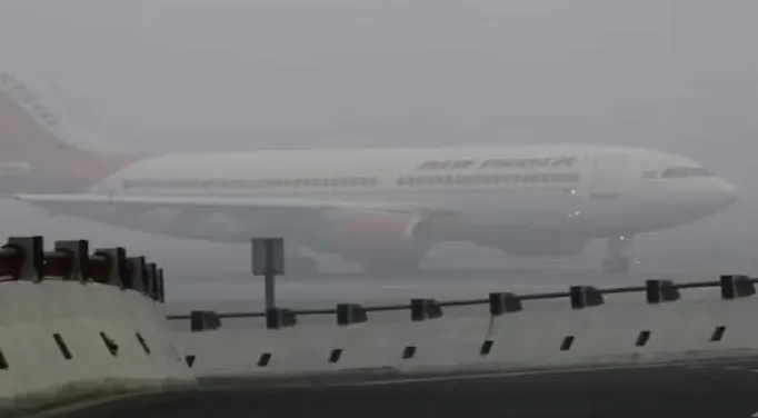 दिल्ली हवाई अड्डा: घने कोहरे के कारण करीब 30 उड़ानों में विलंब, दो का मार्ग परिवर्तित