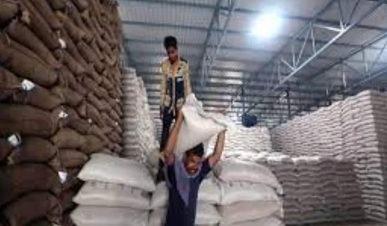 कर्नाटक: पैक करने के लिए रखे गए मक्के पर कंटेनर गिरा, 12 श्रमिकों के नीचे दब जाने की आशंका