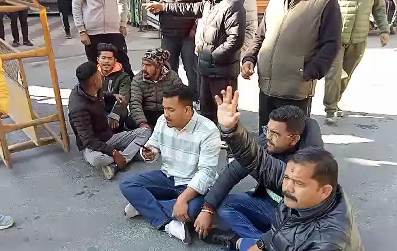 Breaking (Video) भीमताल: आक्रोश - अलचौना के ग्रामीणों ने निकिता का शव रख लगाया जाम..बोले आदमखोर से दिलाओ निजात