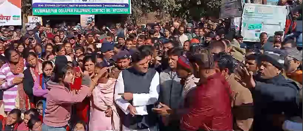 भीमताल: नरभक्षी की निवाला बनी बड़ी बहन की मौत से आहत छोटी बहन ने विधायक के हाथ से पत्र लेकर फाड़ा